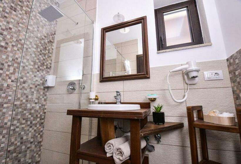 اتاق لوکس با تخت بزرگ, Yara