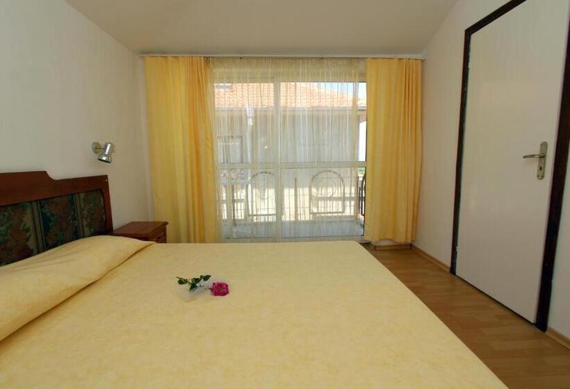 Люкс Боковой Вид на Море, Family Hotel Verona