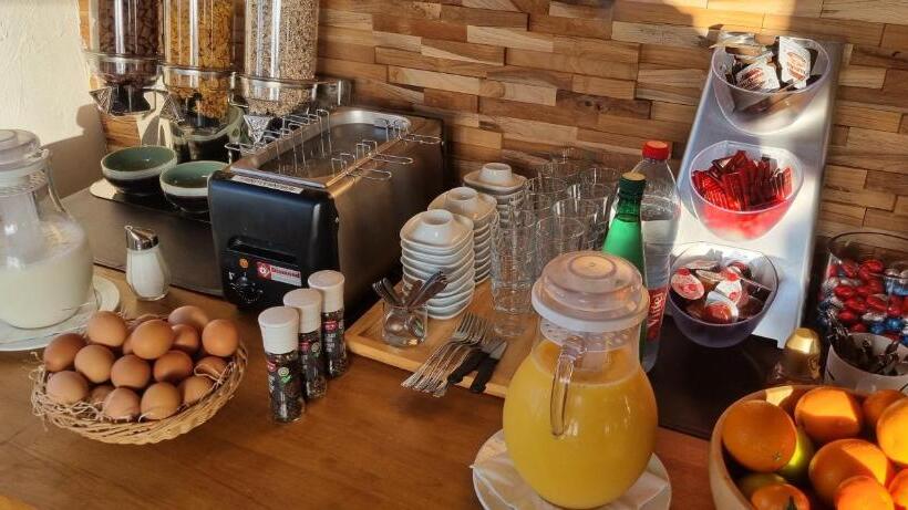 Семейный Номер, Westendia Free Parking Top Breakfast