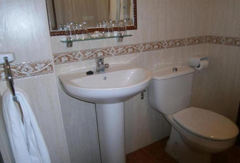 اتاق استاندارد سه نفره, Hostal Almanzor