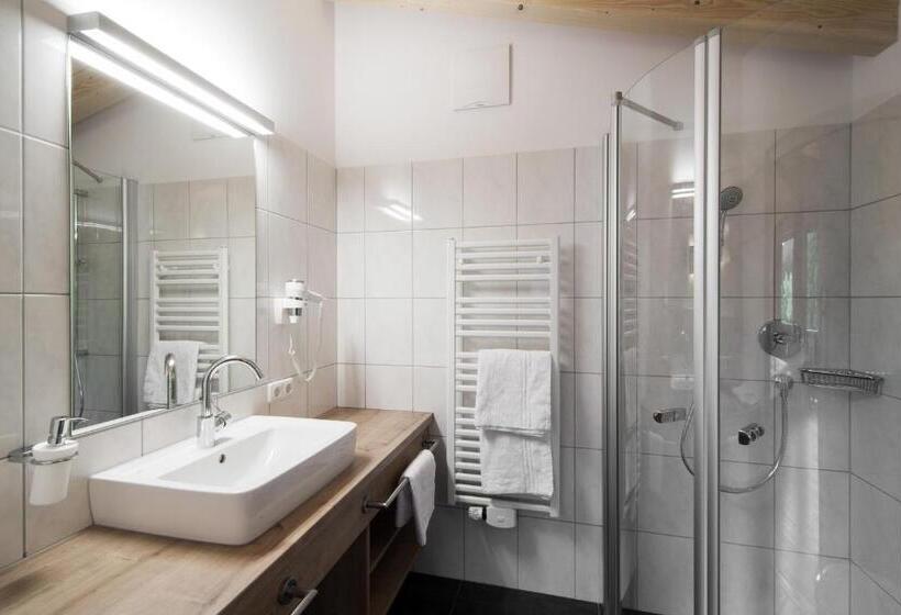 Номер Стандарт с Балконом, Landhotel Föhrenhof Ellmau