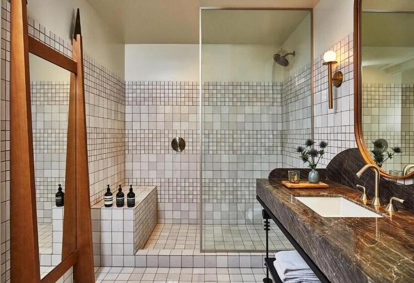 带大床的小型套房, Downtown Los Angeles Proper Hotel, A Member Of Design Hotels