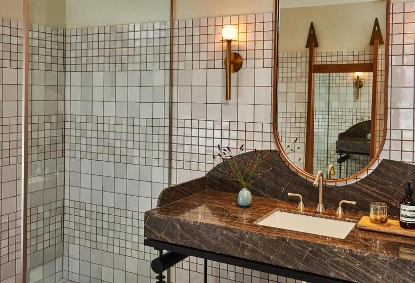 带大床的小型套房, Downtown Los Angeles Proper Hotel, A Member Of Design Hotels