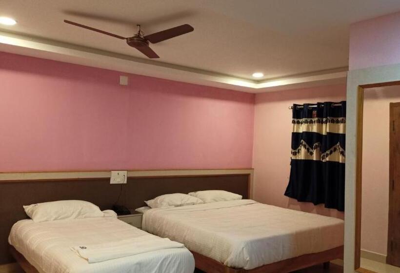 Трехместный Номер Deluxe, Aarthi Residency