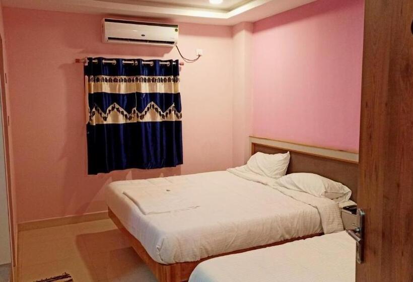 Трехместный Номер Deluxe, Aarthi Residency