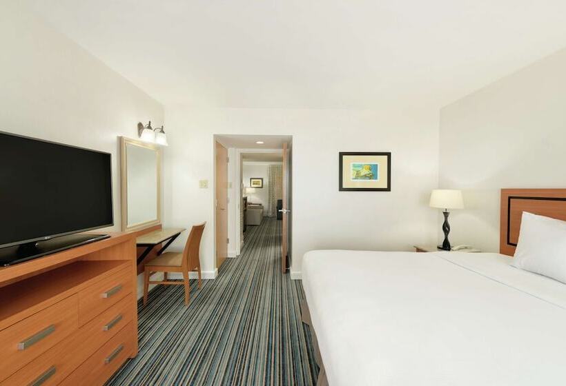 سوییت با چشم‌انداز جانبی دریا, Embassy Suites By Hilton Dorado Del Mar Beach Resort