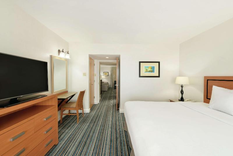 سوئیت با تخت بزرگ, Embassy Suites By Hilton Dorado Del Mar Beach Resort