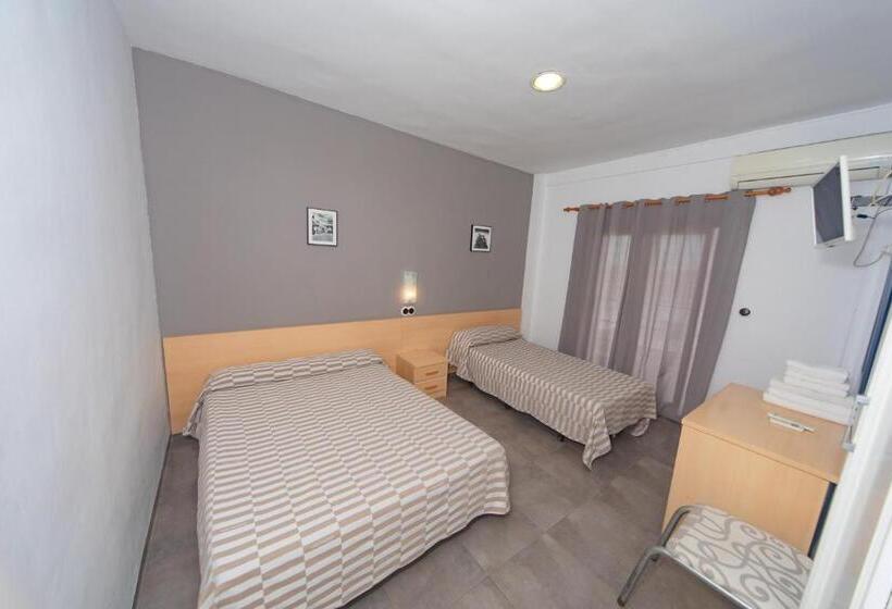 Номер Стандарт Трехместный, Hostal Virginia
