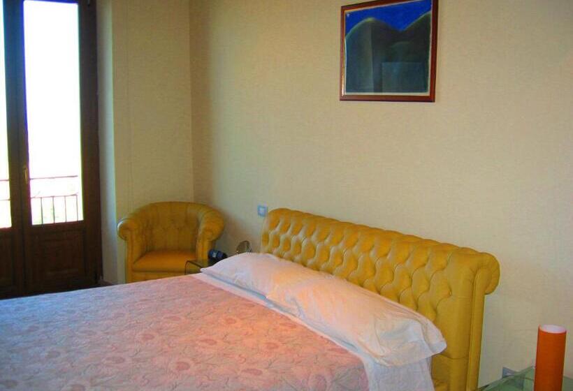 Номер Стандарт, Relais Hotel Palazzo Castriota