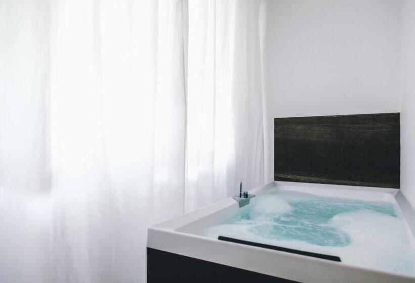 اتاق استاندارد با وان آب گرم, Eveline 2   Piscina Privata O Jacuzzi