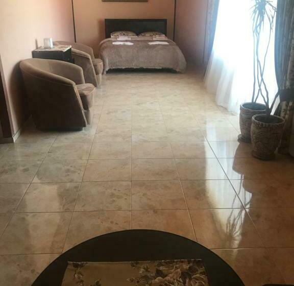 سوئیت با بالکن, пані анна