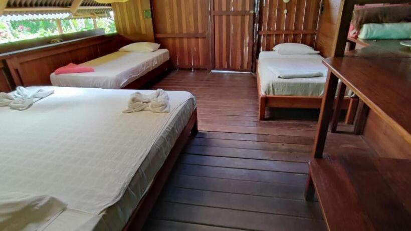 اتاق استاندارد چهار تخته با چشم‌انداز دریا, La Kuka Hotel   Nuquí