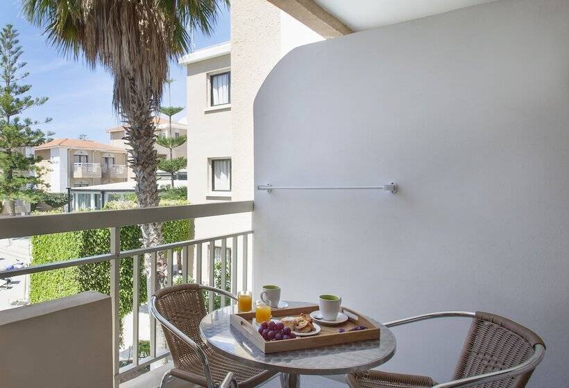 Студия Superior, King Jason Paphos   Designed For Adults By Louis Hotels