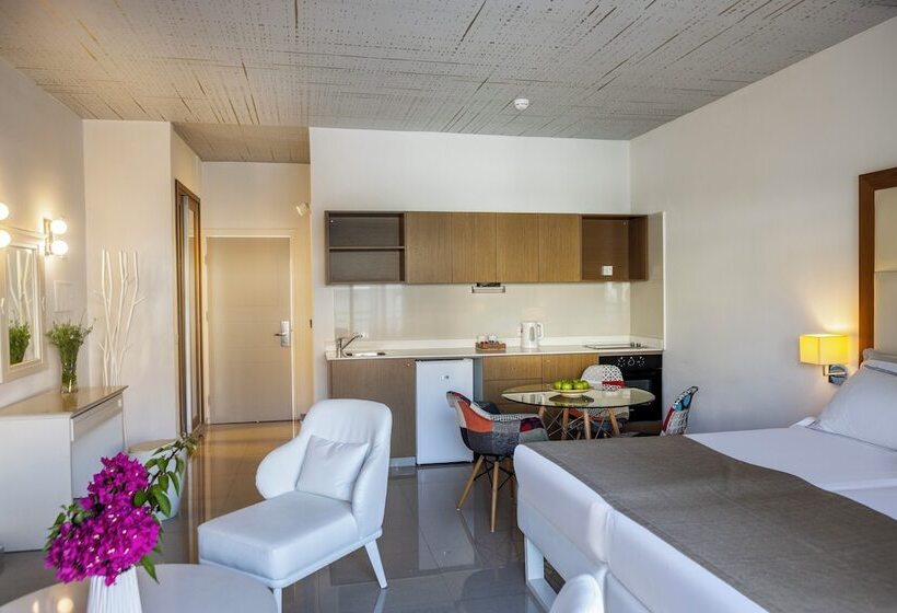 Студия Superior, King Jason Paphos   Designed For Adults By Louis Hotels