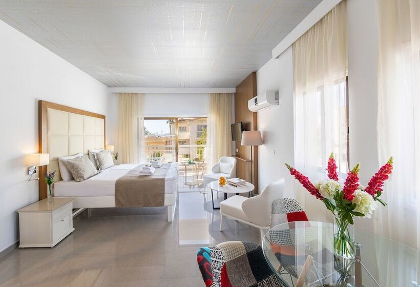 Студия Superior, King Jason Paphos   Designed For Adults By Louis Hotels