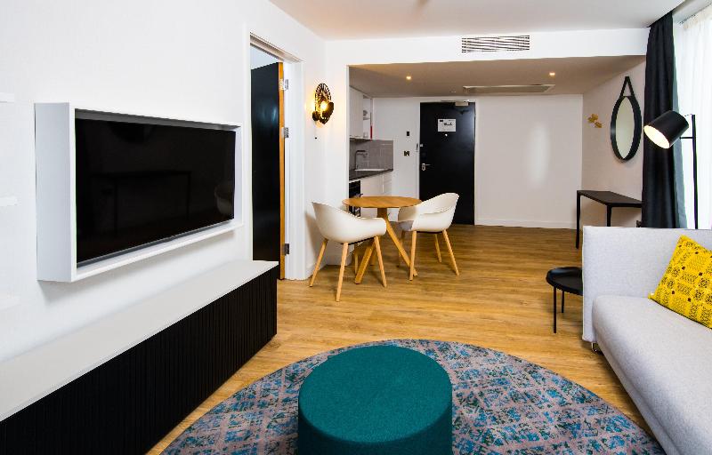 带大床的标准工作室, Staybridge Suites   Cardiff, An Ihg