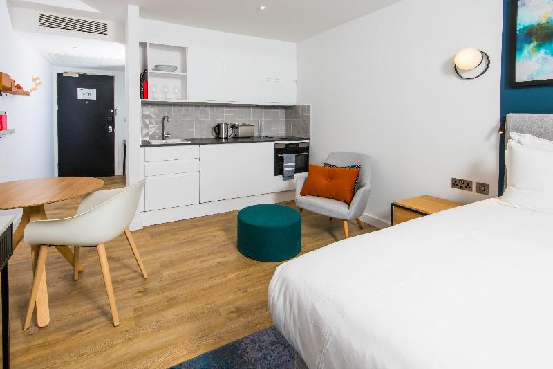 带大床的标准工作室, Staybridge Suites   Cardiff, An Ihg