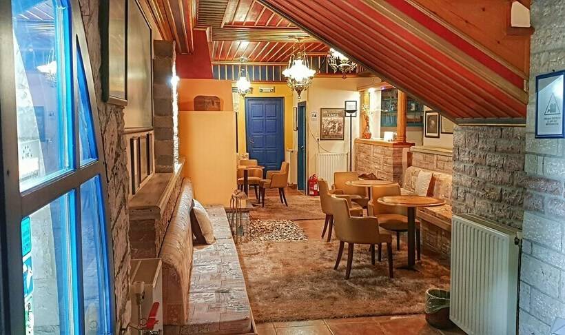 Номер Стандарт Вид на Сад, Zarkada Archontiko