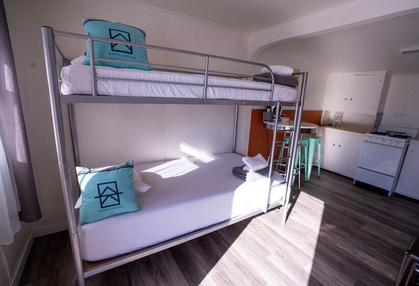 Семейный Номер, A Lodge Lyons