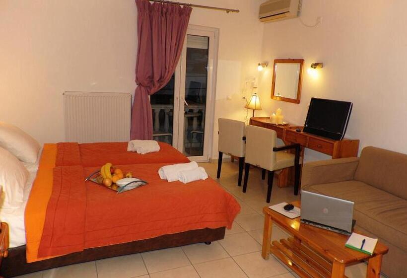 اتاق ساده سه‌ نفره, Aria Hotel Samos Town