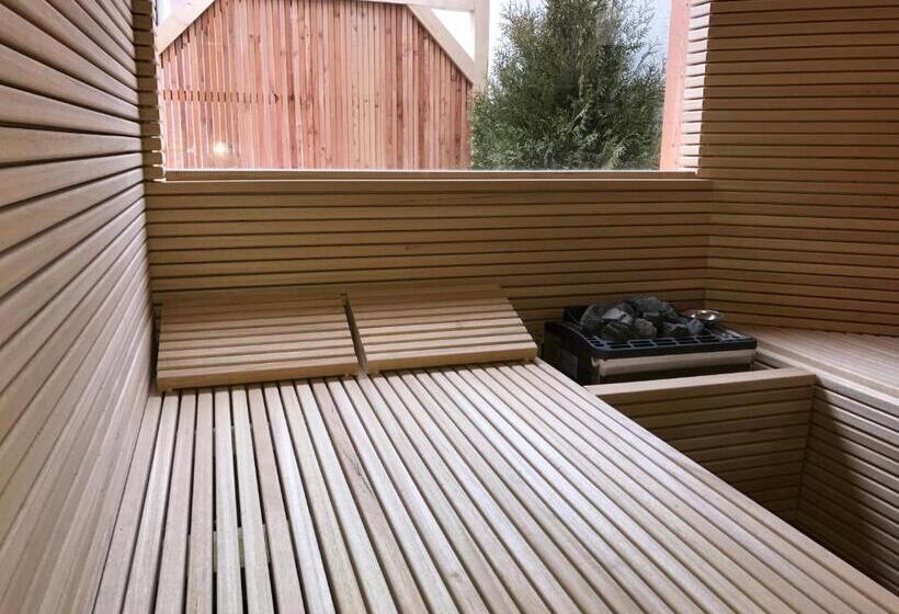 جناح مطل على المدينة, Das Hornsteiner