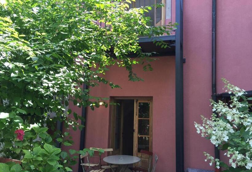 جناح مطلّ علي الحديقة, Das Hornsteiner