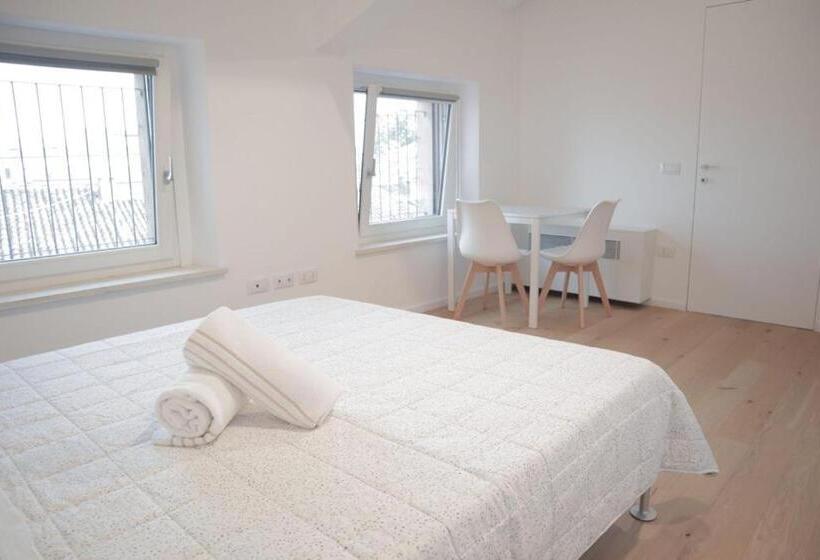 اتاق لوکس با چشم‌انداز شهر, Residenze Mazzini