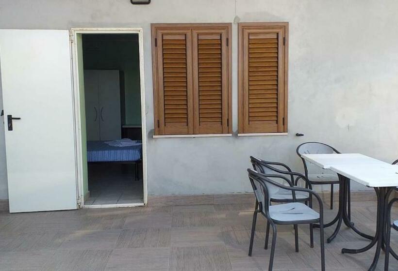 スタンダードシングルルーム, Room In Bb   Quadruple Room A Stones Throw From The Sea   Ideal For A Relaxing Holiday