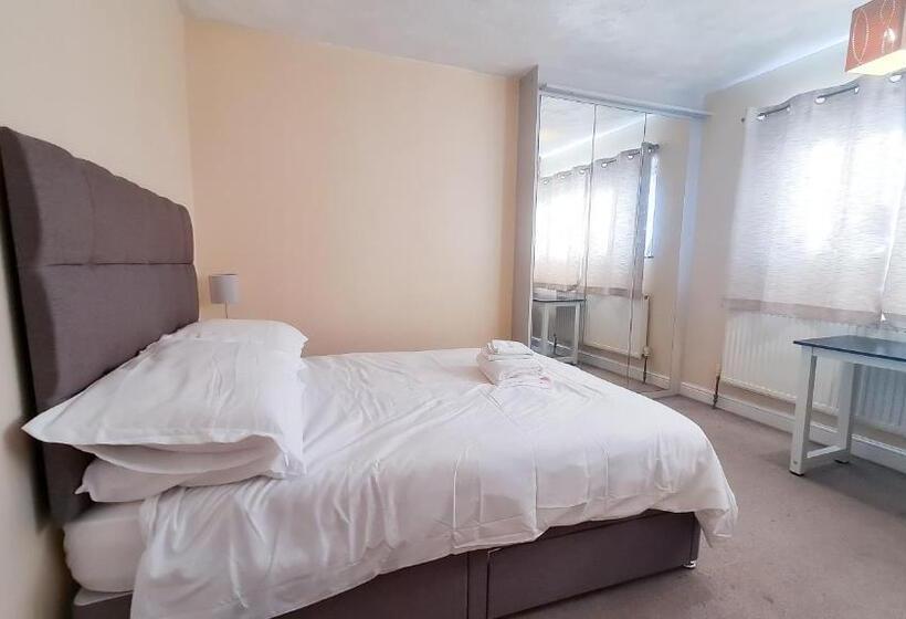 스탠다드 룸, Room In Guest Room   Newly Built Private Ensuite In Dudley Westmidlands