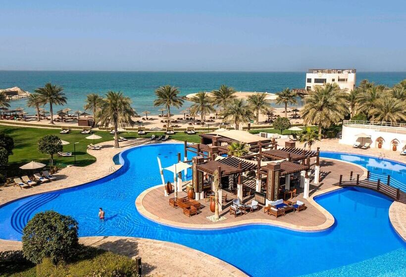 اتاق سوپریور با چشم‌انداز استخر, Sofitel Bahrain Zallaq Thalassa Sea & Spa