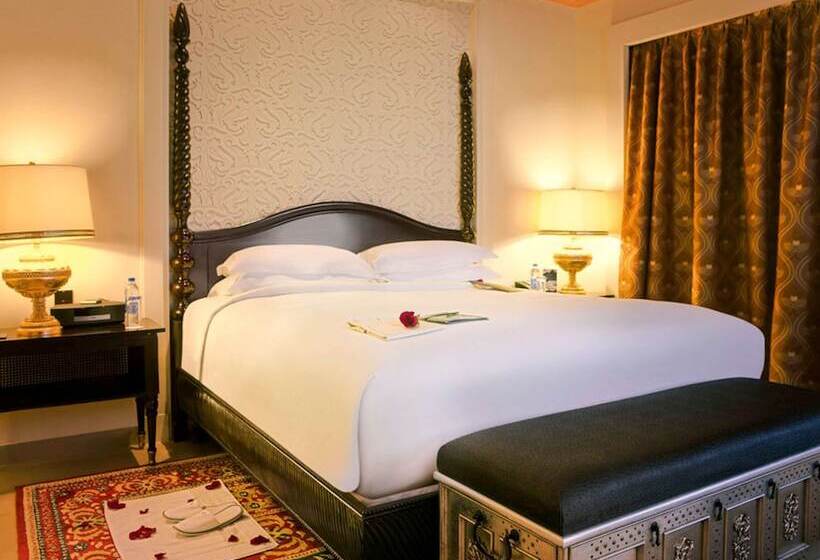 اتاق سوپریور با چشم‌انداز استخر, Sofitel Bahrain Zallaq Thalassa Sea & Spa