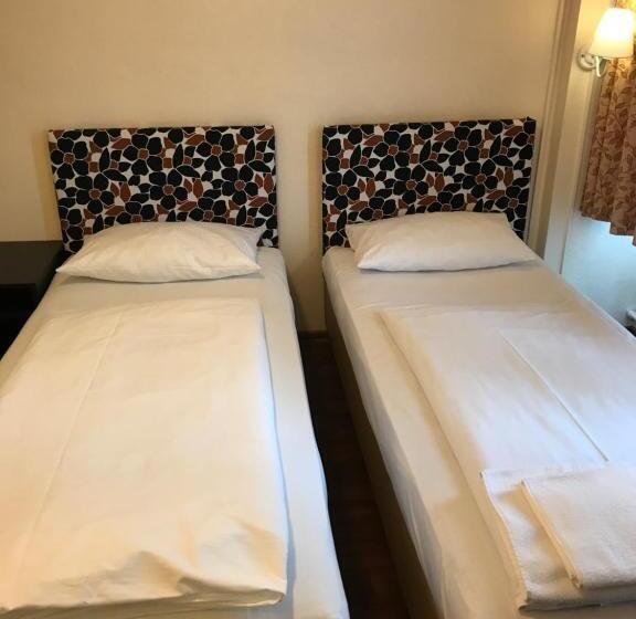 Quarto standard, Pension Alpha   Frankfurt City Central Station