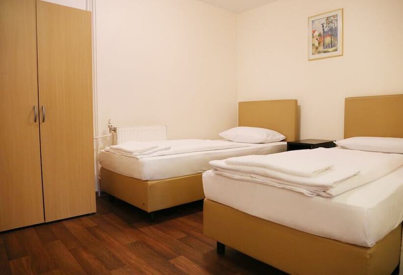 Quarto Quádruplo Standard, Pension Alpha   Frankfurt City Central Station