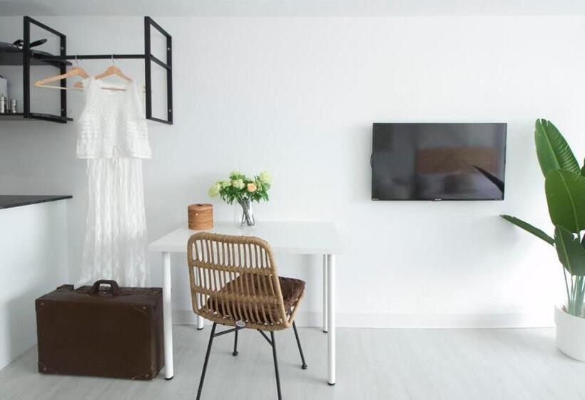 استودیوی سوپریور, 小所在 Urban Abode 所在行旅