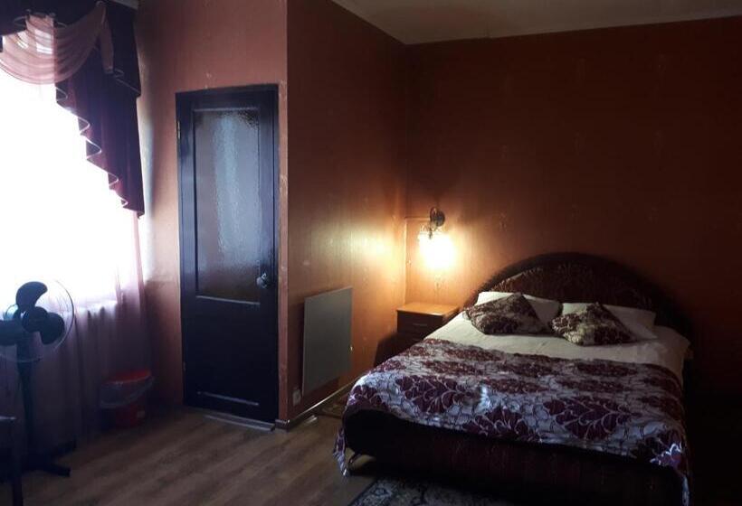 غرفة قياسية, Gostynnyi Dvir