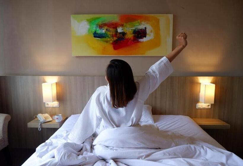 Номер Superior, News Hotel Waru Sidoarjo