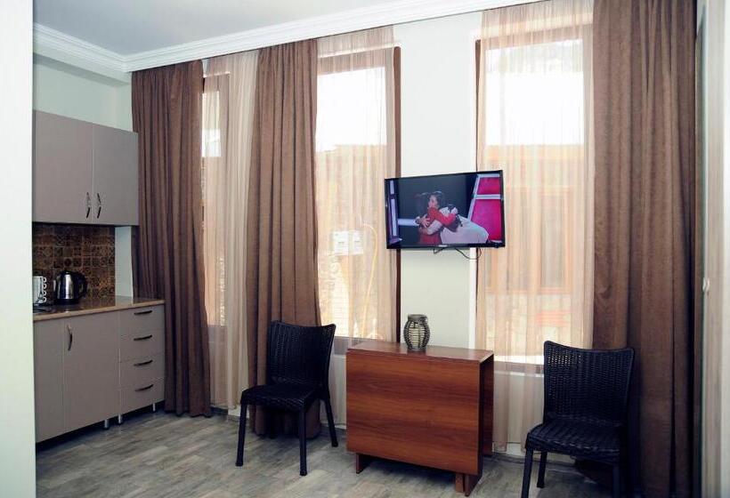 اتاق استاندارد, Nimako's Apartment