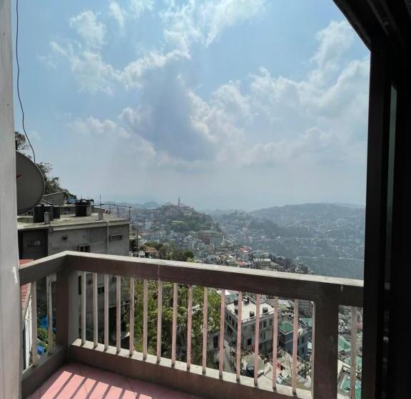 발코니 디럭스 룸, Aizawl