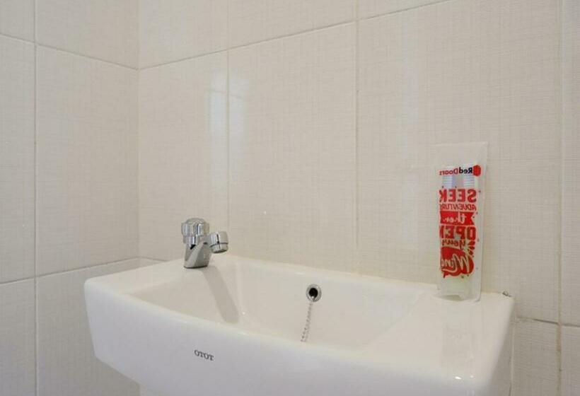 Номер Deluxe, Reddoorz Near Exit Tol Banyumanik 2