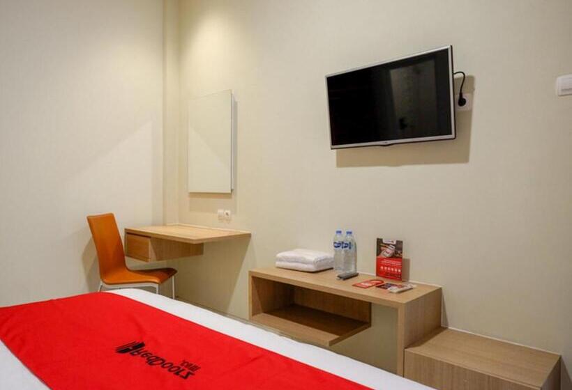 Номер Deluxe, Reddoorz Near Exit Tol Banyumanik 2