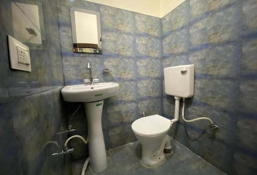 디럭스 룸, Goroomgo Kanara Hotel Bhimtal   Parking Facilities   Excellent Service
