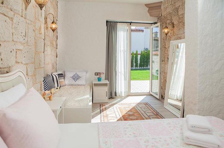 Трехместный Номер Стандарт Вид на Бассейн, Kybele Suites Alaçatı