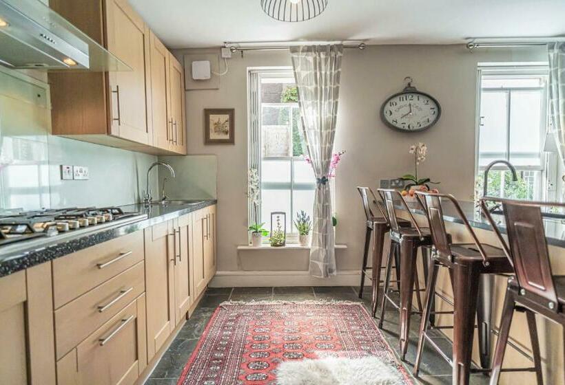Номер Стандарт, House Close To Kings Cross