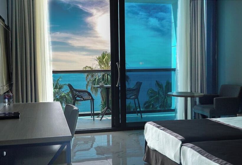 اتاق خانوادگی با چشم‌انداز دریا, Delta Hotels By Marriott Bodrum