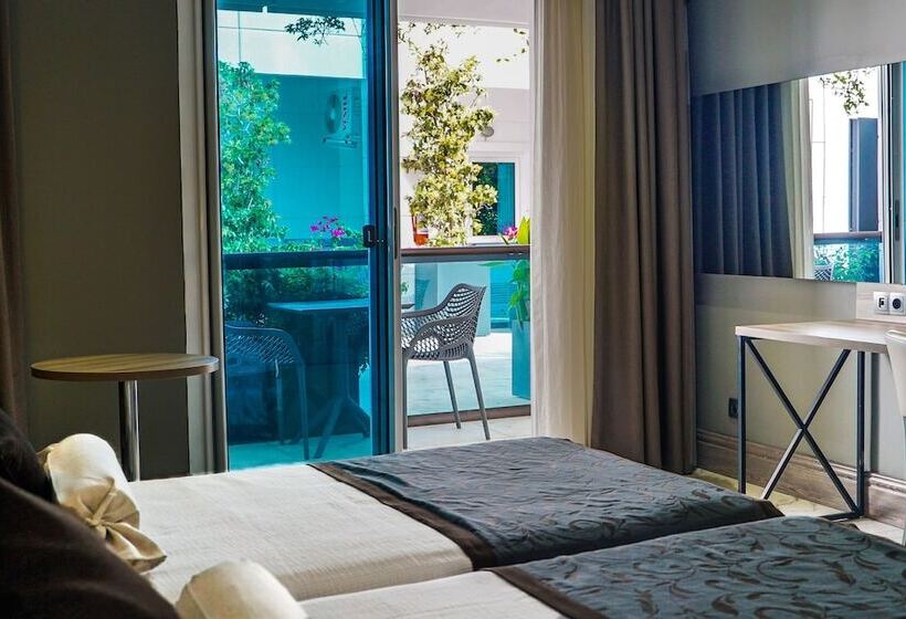 اتاق خانوادگی با چشم‌انداز باغ, Delta Hotels By Marriott Bodrum