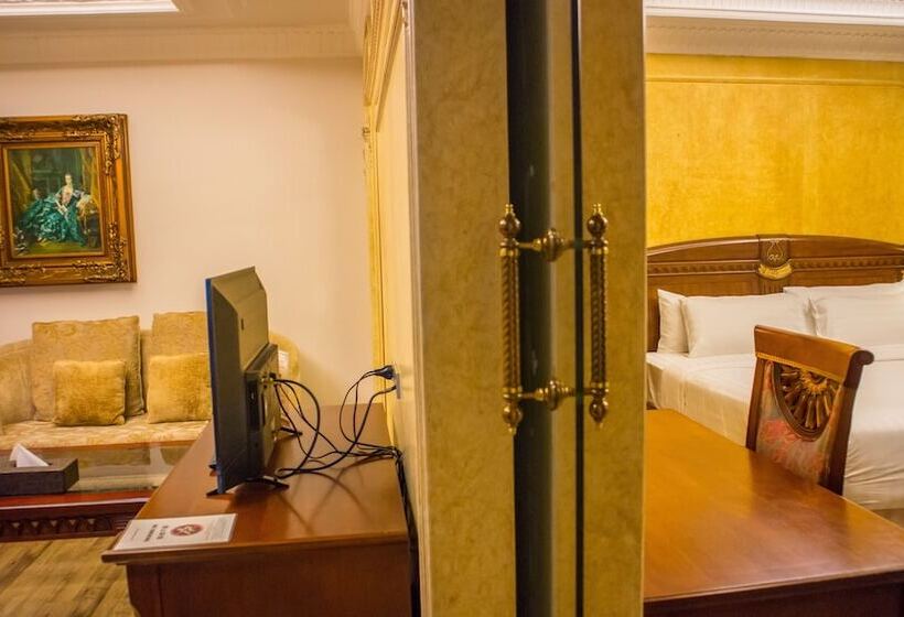 Полулюкс, Four Seasons Place Pattaya