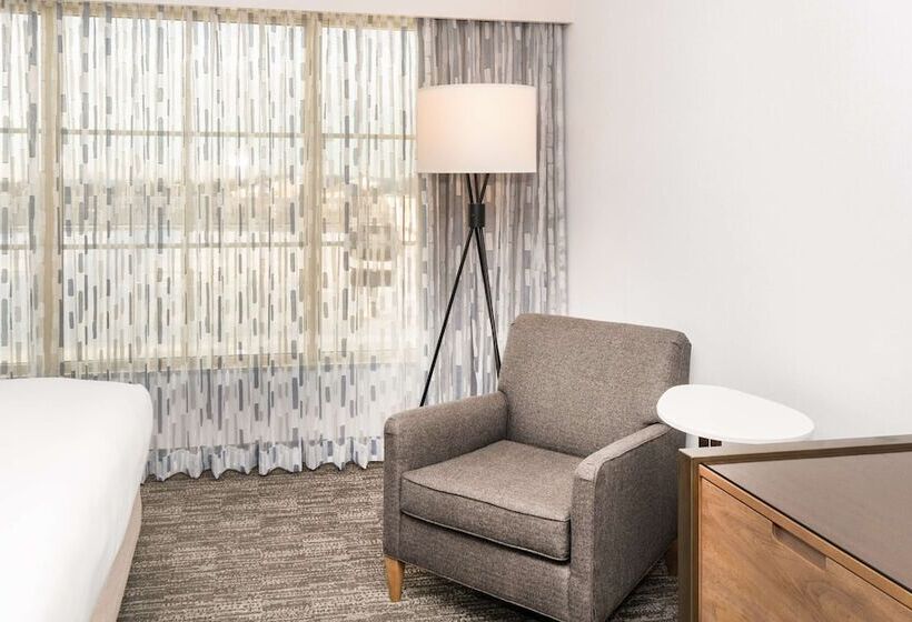 이그제큐티브 룸 킹사이즈 침대, Hilton Columbus/polaris