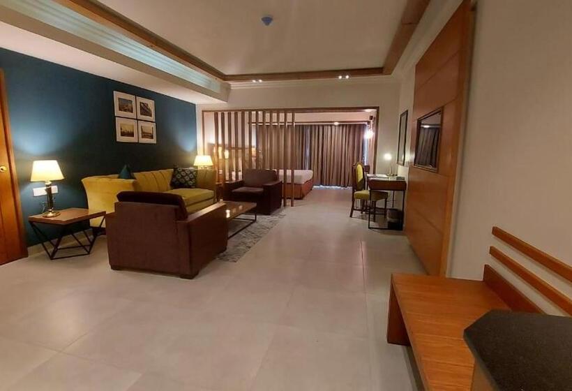 سوییت جونیور, Regent Plaza Hotel & Convention Centre