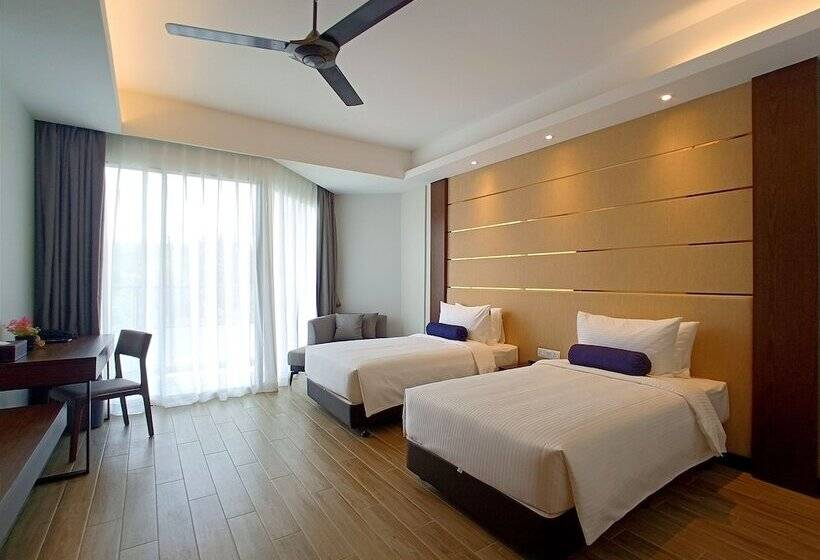 اتاق لوکس با چشمانداز دریا, Pacific Regency Beach Resort Port Dickson