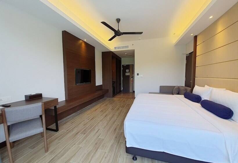 اتاق لوکس با چشمانداز دریا, Pacific Regency Beach Resort Port Dickson